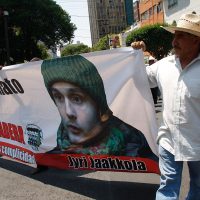 Toman oficinas de PGR en Oaxaca para exigir justicia en crimen de activistas