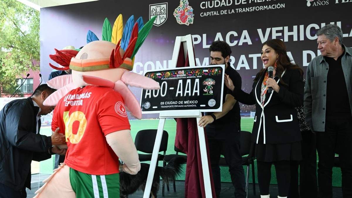La jefa de Gobierno, Clara Brugada, presentó este miércoles 10 de diciembre los tres modelos de la placa vehicular conmemorativa del Mundial 2026