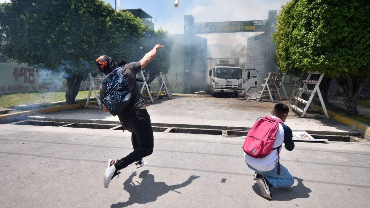 Estudiantes de la Normal de Ayotzinapa incendian colchones bañados en gasolina en las puertas del 27 Batallón de Infantería