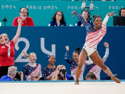 Simone Biles y EU se redimen con oro olímpico en la gimnasia