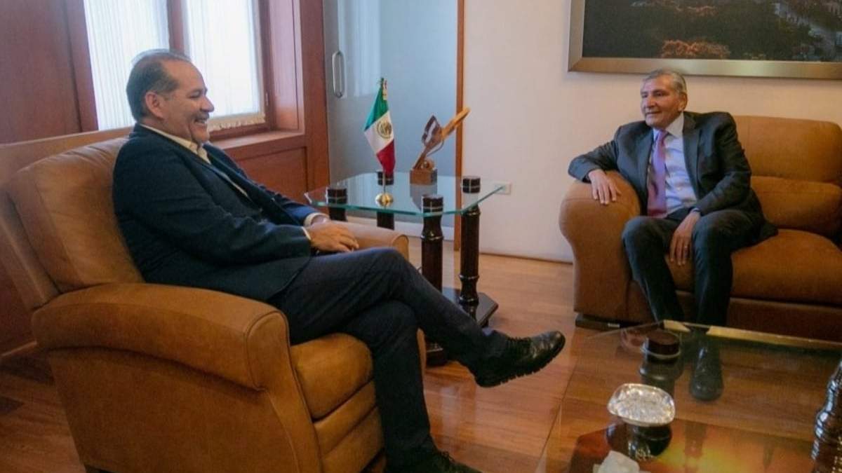 El gobernador de Aguascalientes, Martín Orozco, con el secretario de Gobernación, Adán Augusto López