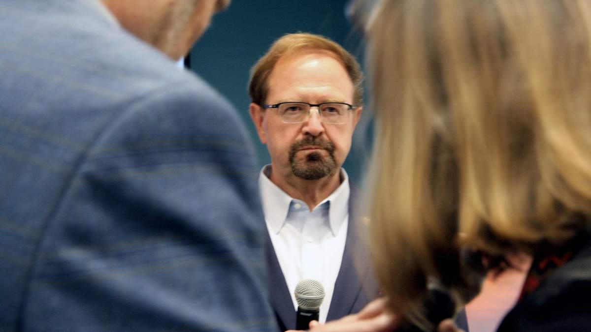 El legislador Chuck Edwards en una asamblea pública en Asheville, Carolina del Norte, el 13 de marzo de 2025