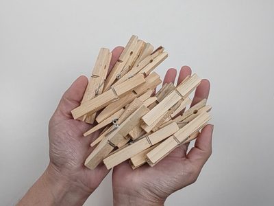 Dale otra oportunidad a los broches rotos que ibas a tirar con esta deco única y hermosa para tu mesa de luz