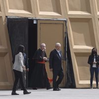 AMLO y jerarcas católicos realizan visita relámpago a Capilla Sixtina instalada en el Zócalo