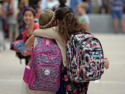 Aumentan las búsquedas de mochilas antibalas en el regreso a clases en Estados Unidos