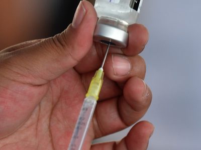 Muere hombre en Durango tras recibir vacuna AstraZeneca; investigan causas