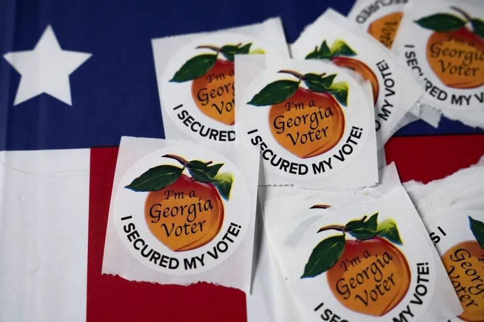 Pegatinas sobre una mesa en un centro de votación, el martes 5 de noviembre de 2024, en Atlanta.