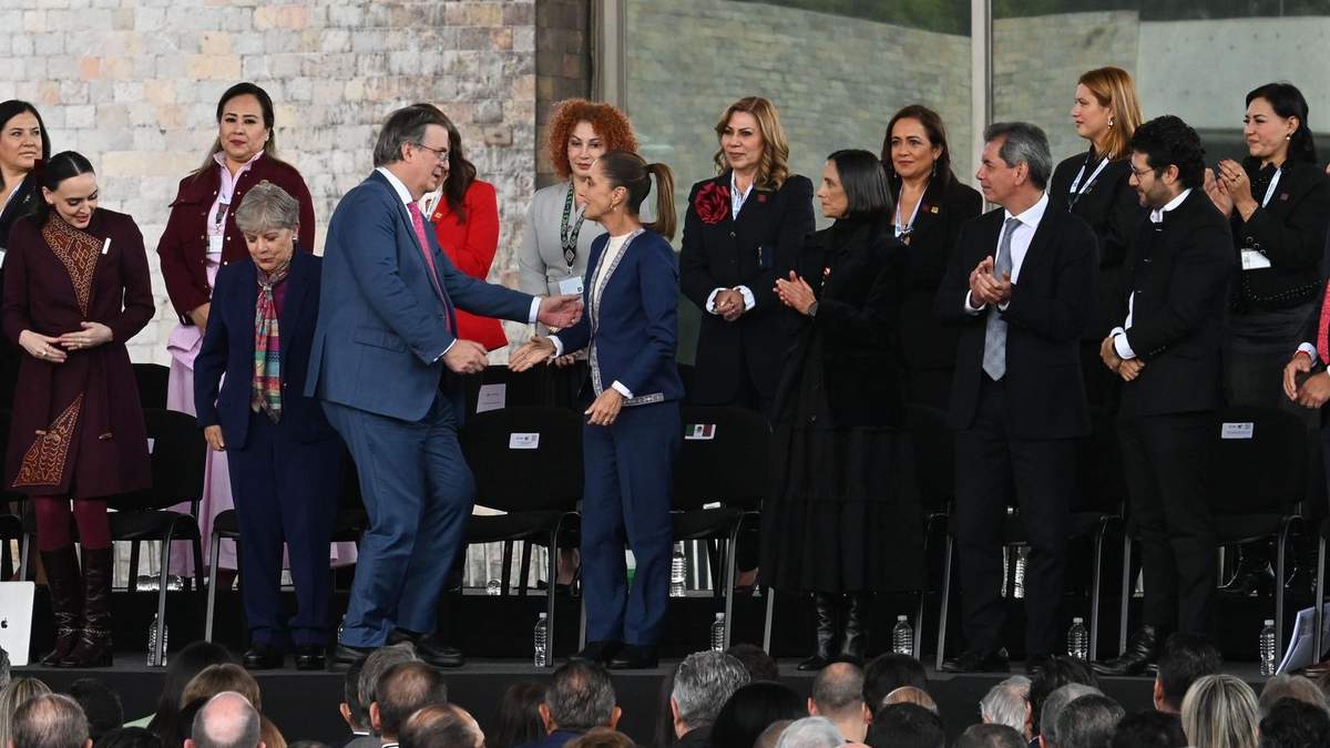Marcelo Ebrard saluda a Claudia Sheinbaum durante la Primera Reunión Nacional de Promoción de Inversiones
