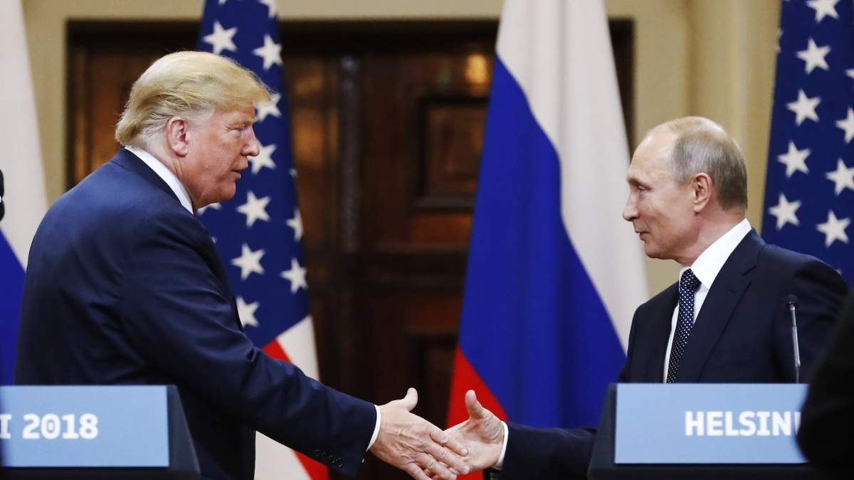 Donald Trump saluda a Vladímir Putin al final de una conferencia de prensa en el Palacio Presidencial de Helsinki, Finlandia, el 16 de julio de 2018