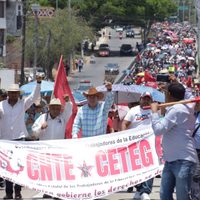Marchan en Chilpancingo por pensiones dignas y los desaparecidos
