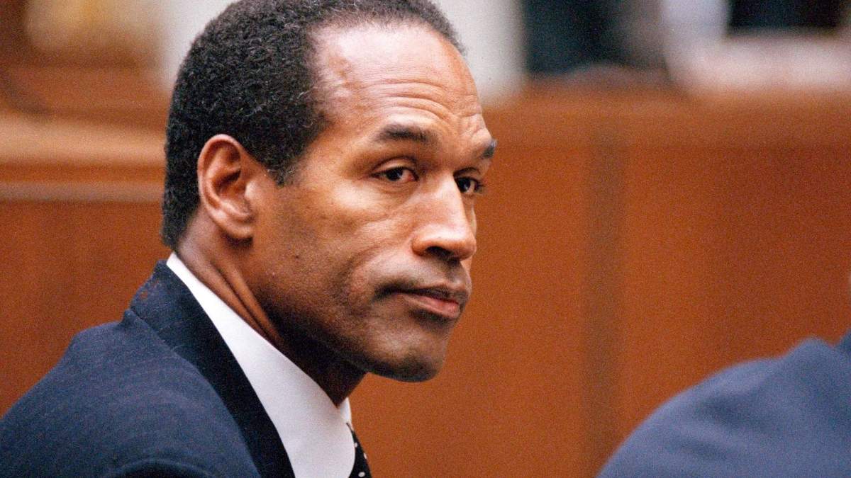 Simpson se sienta en su lectura de cargos en el Tribunal Superior de Los Ángeles el 22 de julio de 1994