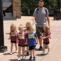 Video de un padre que pasea a sus quintillizos con correas se vuelve viral