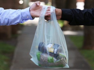 No tires las bolsas plásticas: en pocos minutos podés crear este hermoso portavinos