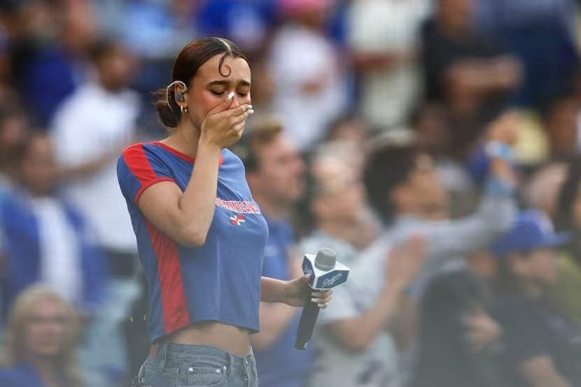 La cantante Nezza llora después de interpretar el Himno Nacional de Estados Unidos antes del juego del sábado 14 de junio de 2025, entre los Dodgers de Los Ángeles y los Giants de San Francisco.
