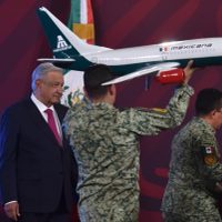 Extrabajadores de Mexicana de Aviación piden a AMLO empleo en la nueva aerolínea