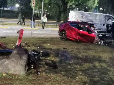 Choca contra un poste y parte en dos su auto; muere un joven y otra resulta herida