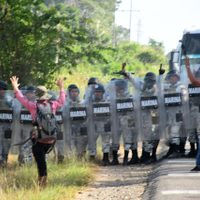 Con gas lacrimógeno frenan a 2 mil migrantes que avanzaban a Tapachula