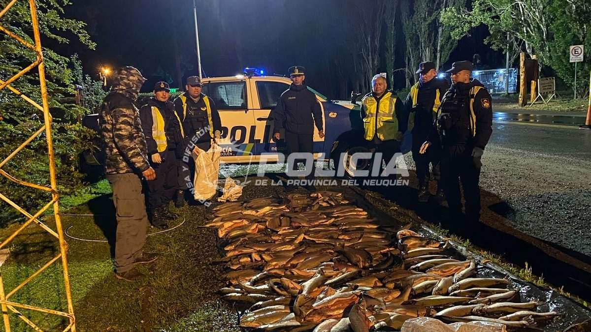 Policías y guardaparques con las 170 truchas secuestradas en Dina Huapi. Fuente (Policía de Neuquén)