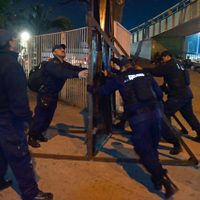 Policía Federal instala vallas metálicas en la garita de Tijuana (Video)