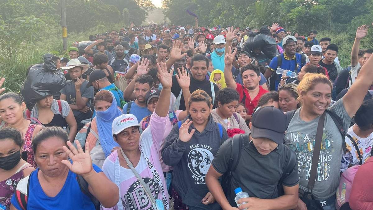 Integrantes de la caravana migrante que se dirige a la CDMX