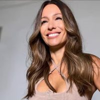 Desde el Caribe, Pampita se adelantó al verano con una microbikini y un vestido que serán tendencia