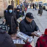 Neoyorquinos hacen filas para recibir huevos gratis