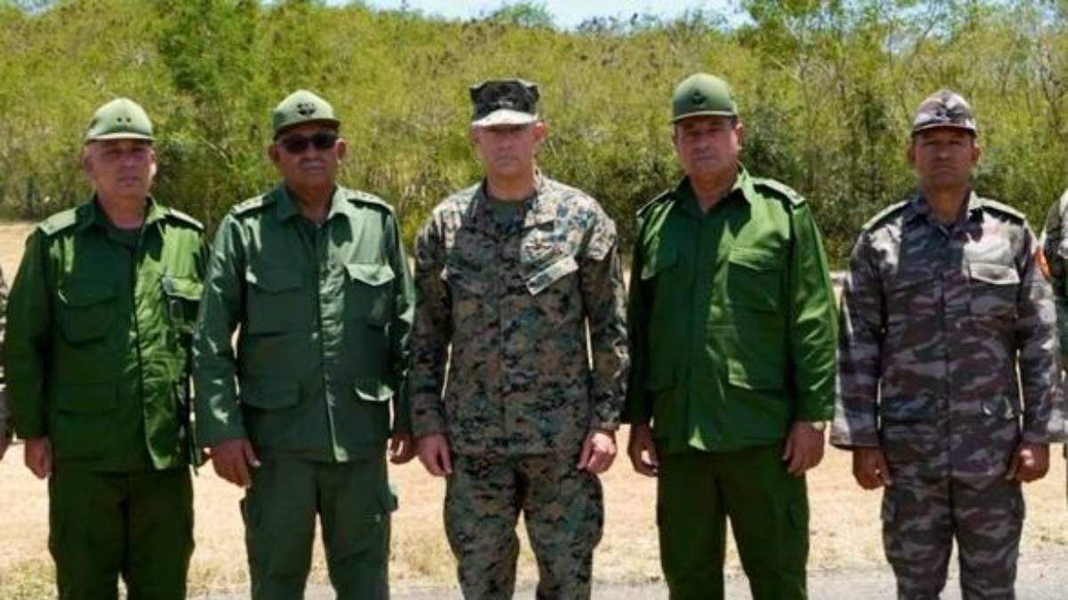 El jefe del Comando Sur de EU, Francis L. Donovan, se reunió con el general de cuerpo de ejército Roberto Legrá Sotolongo, primer viceministro del Estado Mayor, y otros altos mandos de las fuerzas armadas cubanas en el perímetro de la base naval de la Bahía de Guantánamo, Cuba