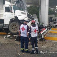 Camión se impacta contra autos y caseta de la autopista Lerma-La Marquesa; suman cuatro muertos