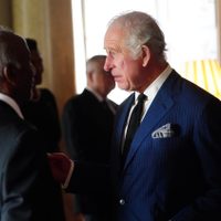 El rey Carlos III se toma un día para descansar de los funerales de su madre, Isabel II