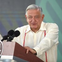 AMLO defiende a Rocío Nahle de críticas por casa de lujo: “Esa persona es honesta”