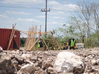 Con maquinaria y hombres armados intentan despojar a campesinos del ejido de Becanchén
