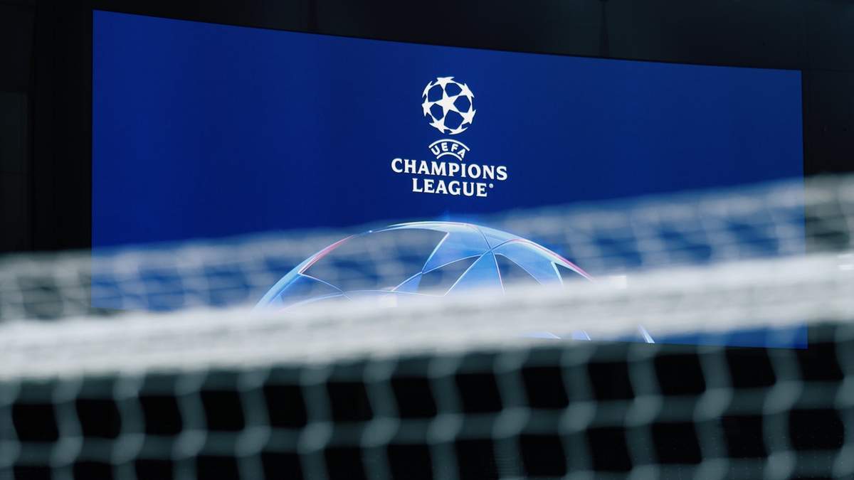 Tottenham veta indefinidamente a 3 aficionados por saludos nazis en Alemania en la Champions League