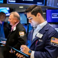 Acciones tecnológicas caen en Wall Street debido a que competidor chino amenaza frenesí de IA