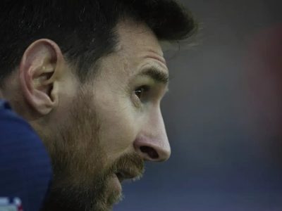Tras silbidos en París, Messi busca arroparse en Argentina