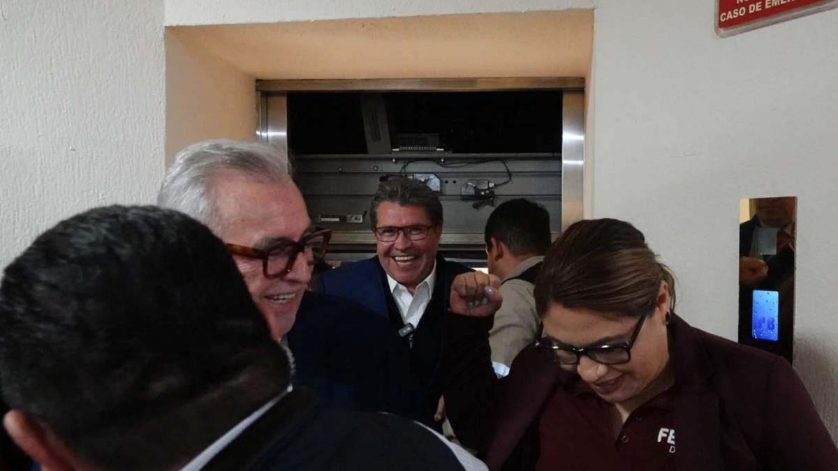 Rubén Rocha Moya y Ricardo Monreal al salir del elevador