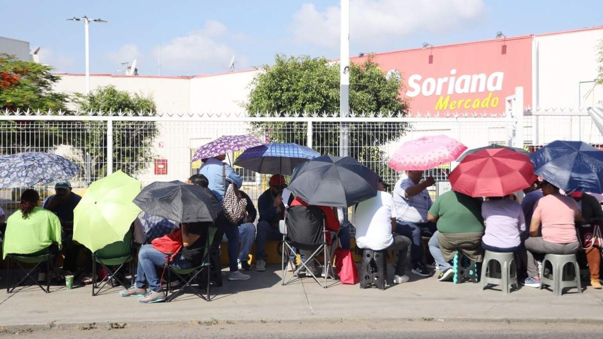 Maestros del SNTE-CNTE afuera de una tienda Soriana de Oaxaca