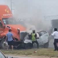 Auto pierde el control y se estrella de frente con un tráiler en Nuevo León (Video)