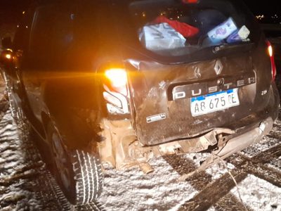 El temporal de nieve causó choques de autos y caída de árboles en Villa La Angostura