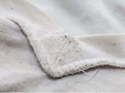 El truco infalible para eliminar las manchas de hongos en la ropa y dejarla como nueva
