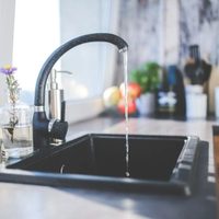El truco casero para destapar la bacha de la cocina sin productos químicos ni ayuda del plomero