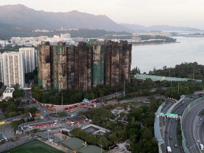 Número de muertos en incendio de un complejo de apartamentos en Hong Kong aumenta a 146