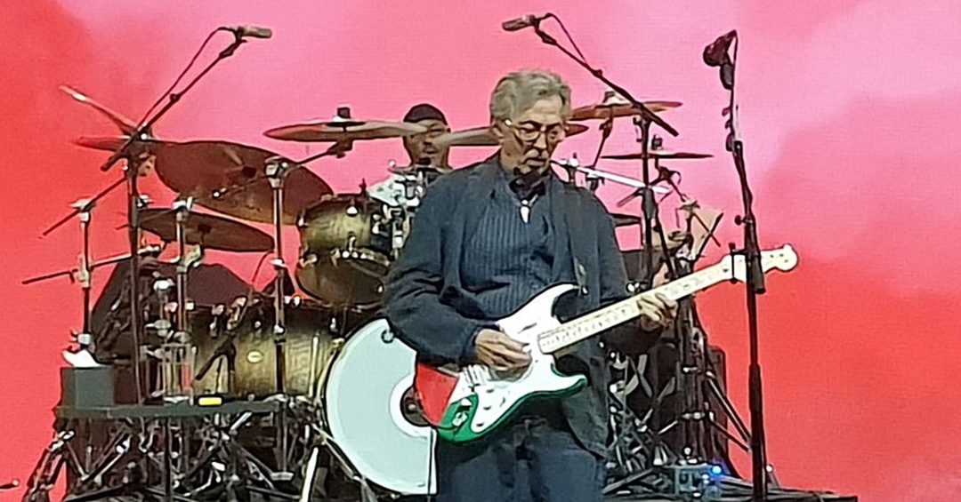 Eric Clapton y su guitarra con los colores de la bandera Palestina