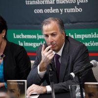 Meade presenta su libro y reconoce: la corrupción es 'un grave problema del país y de la política”