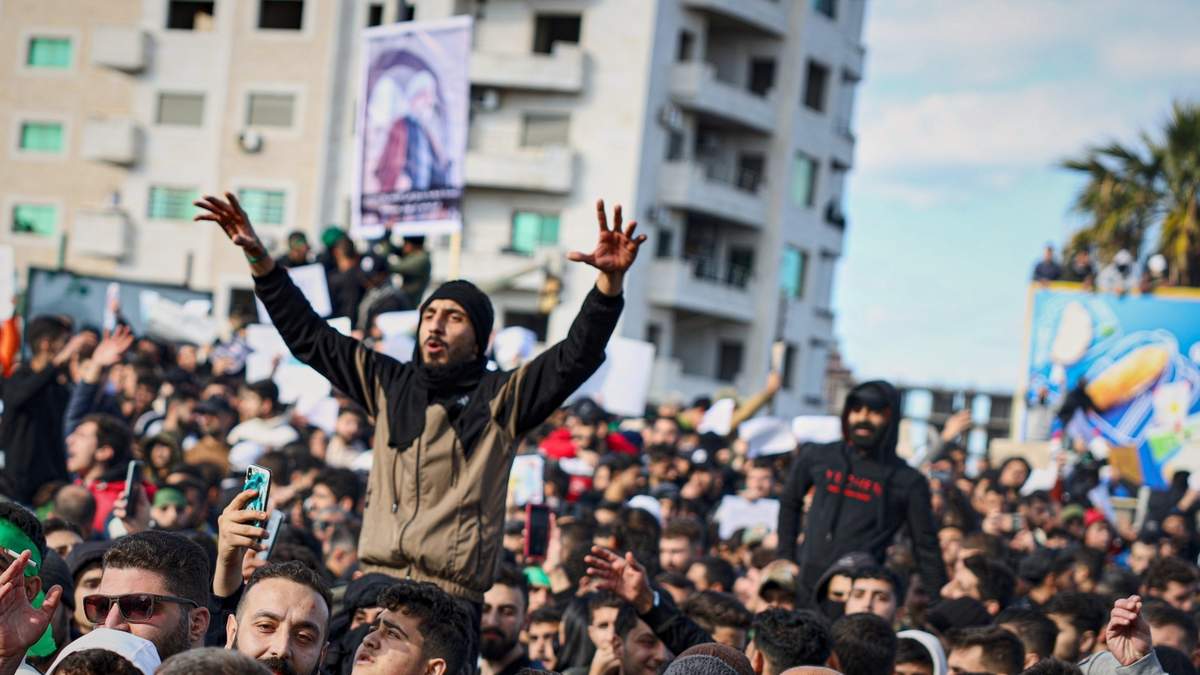 Manifestación de la minoría religiosa alauita, dos días después de que una bomba en una mezquita alauita en Homs mató a ocho personas, en Latakia, Siriax