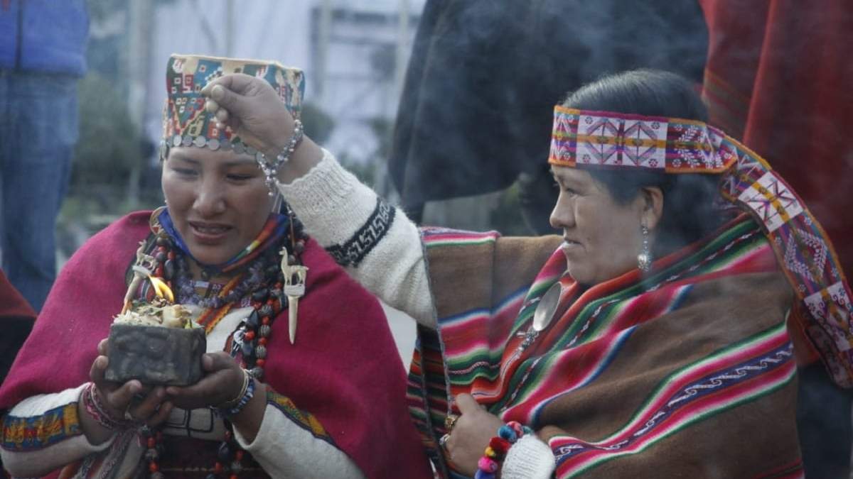 Los rituales comenzaron a las 7 de la mañana en Plaza Murillo, La Paz. Fuente: (Twitter)