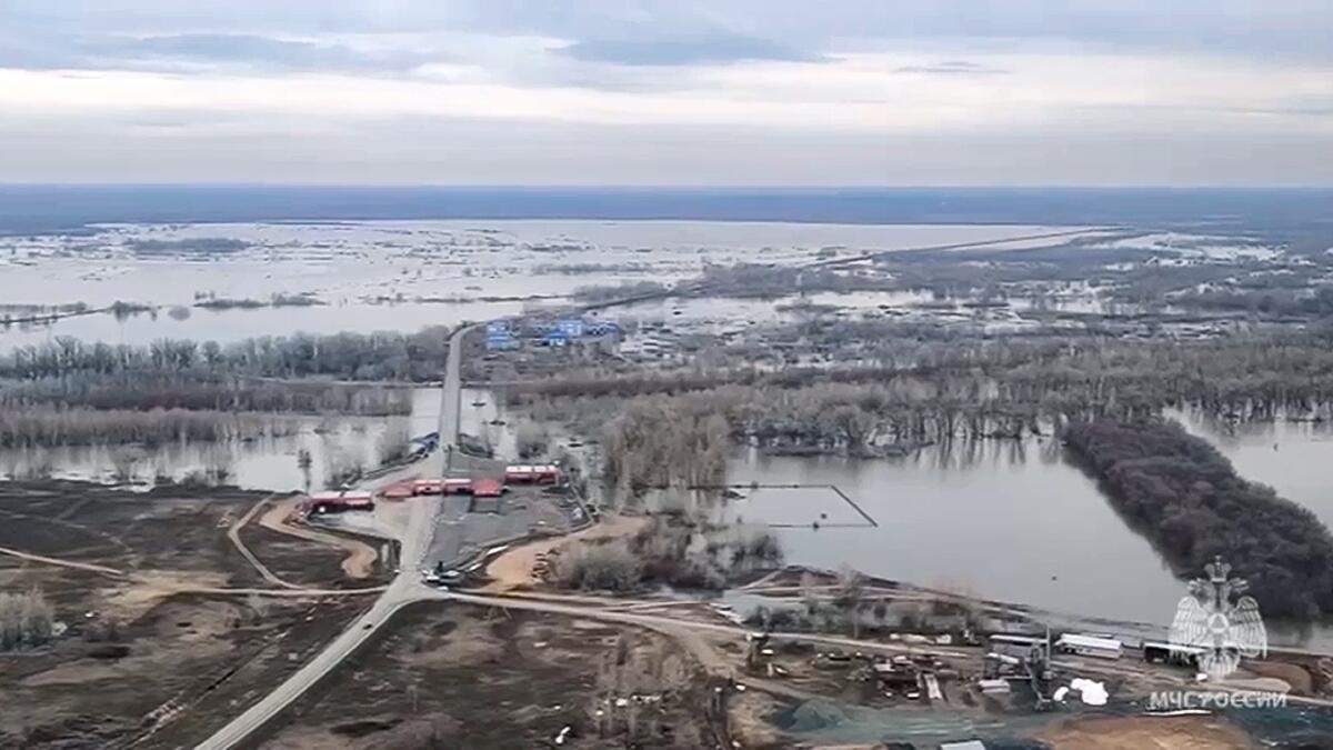 En esta imagen tomada de un video publicado por el servicio de prensa del Ministerio ruso de Emergencias el martes 9 de abril de 2024 se ve una vista aérea de la zona inundada en la región de Oremburgo, Rusia
