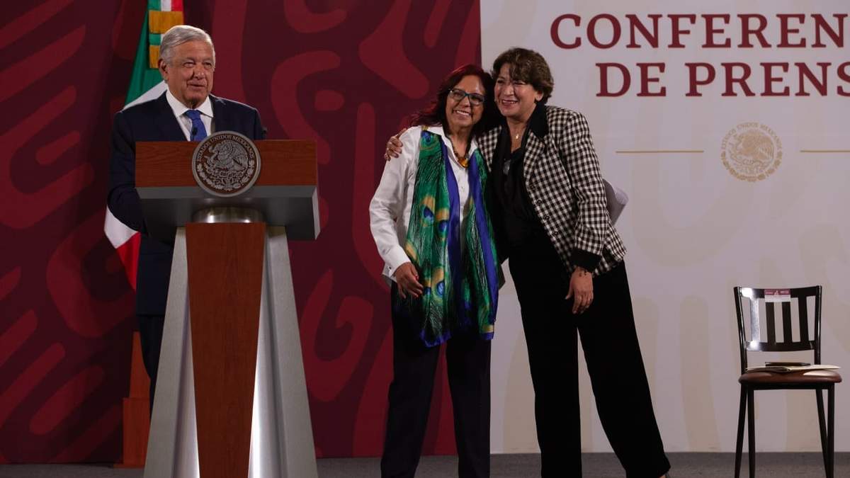 El presidente junto a Leticia Ramírez y Delfina Gómez