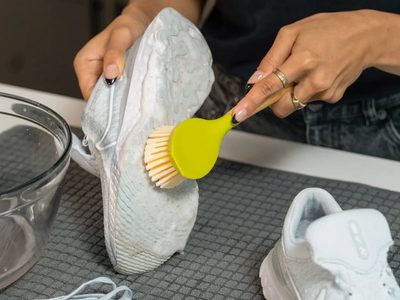 Sin fregar ni usar lavandina: el truco para dejar como nuevas las suelas de tus zapatillas en solo 5 minutos