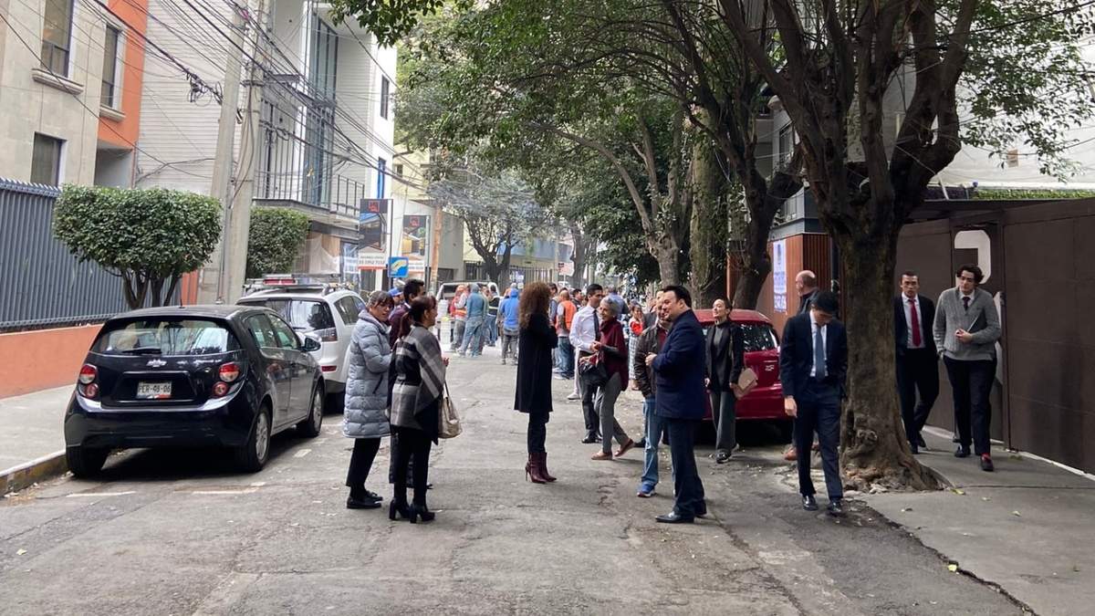 Habitantes de la zona de Mixcoac desalojan edificios por el microsismo