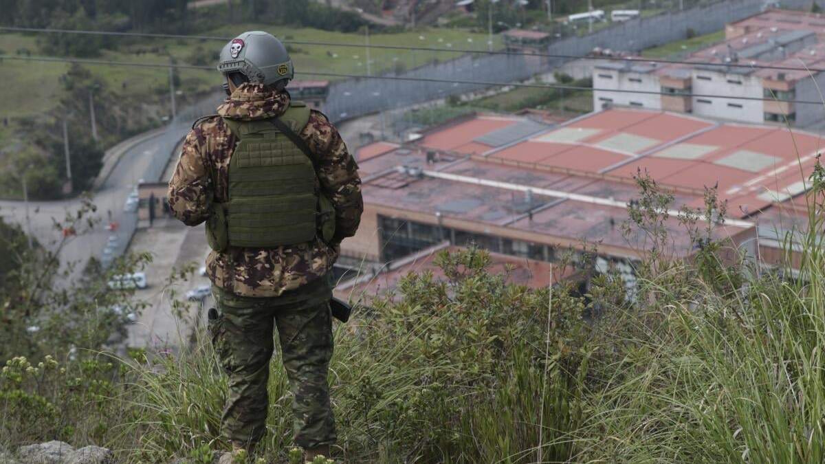 Un soldado ecuatoriano cerca de la cárcel de Turi, Ecuador